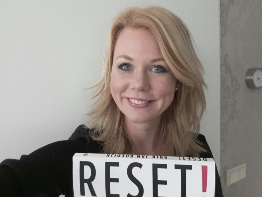 Monique is lezer van het boek Reset en auteur van het blog Schijn over Tijn